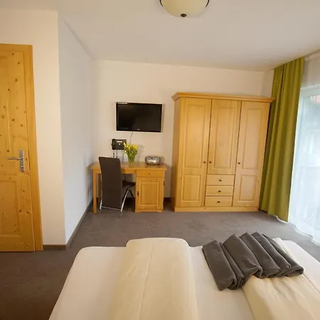 Pensionat Alpenstern & 3*